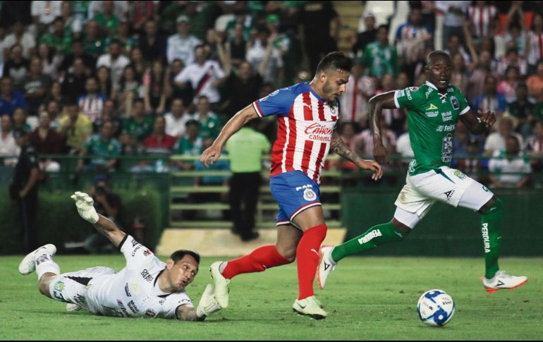 Chivas cayó 4-3 contra el León en el duelo del Apertura 2019 disputado el 17 de agosto. Aquí, Alexis Vega superó a Rodolfo Cota. IMAGO7