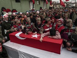 Multitud en el funeral de uno de los soldados turcos muertos. EFE/S. Suna