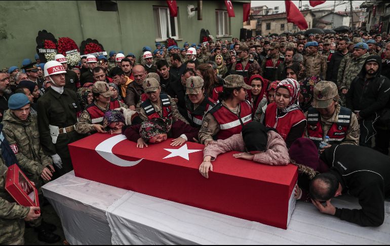 Multitud en el funeral de uno de los soldados turcos muertos. EFE/S. Suna