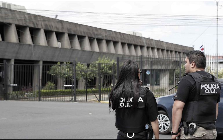 Miembros de la policía del Organismo de Investigación Judicial (OIJ), custodian los alrededores de la Casa Presidencial. EFE/J. Arguedas