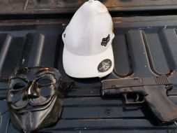 Además de la mercancía, policías le aseguran al hombre un arma de utilería, una gorra y una máscara. ESPECIAL