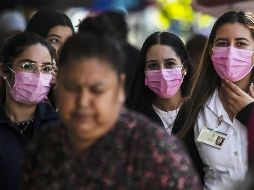 Personas caminan en las calles de Culiacán usando cubrebocas ante el temor de contagio del coronavirus Covid-19. AFP / R. Frías