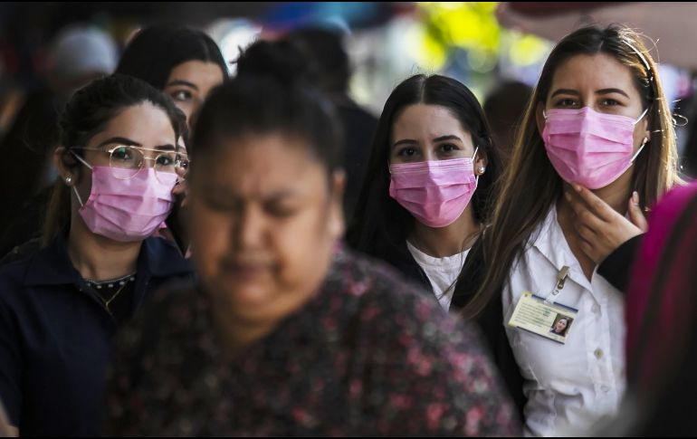 Personas caminan en las calles de Culiacán usando cubrebocas ante el temor de contagio del coronavirus Covid-19. AFP / R. Frías