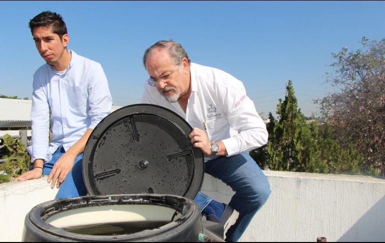 La estrategia contra el dengue consiste en lavar los criaderos, voltearlos o taparlos y tirar todo aquello que no se utilice donde se pueda estancar el agua. ESPECIAL