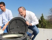 La estrategia contra el dengue consiste en lavar los criaderos, voltearlos o taparlos y tirar todo aquello que no se utilice donde se pueda estancar el agua. ESPECIAL