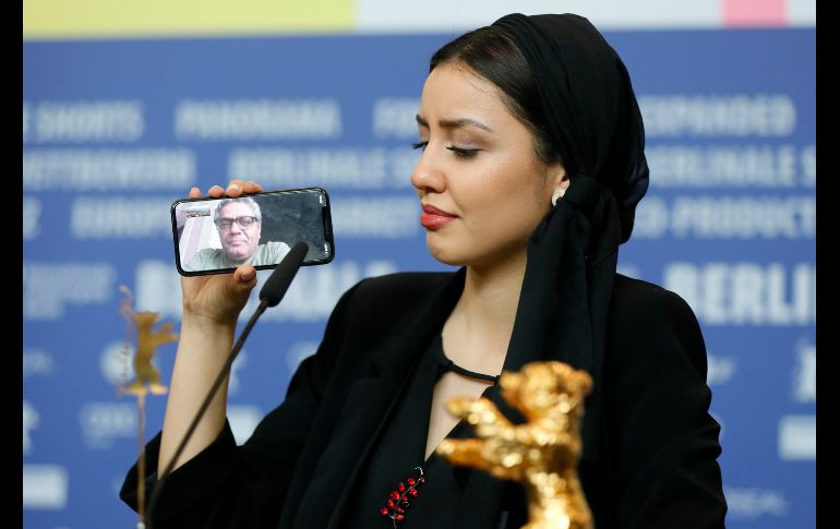 Mohammad Rasoulof no puede salir del país debido a sus controversiales filmes, por lo que se enteró del premio a través de videoconferencia. EFE/R. Wittek