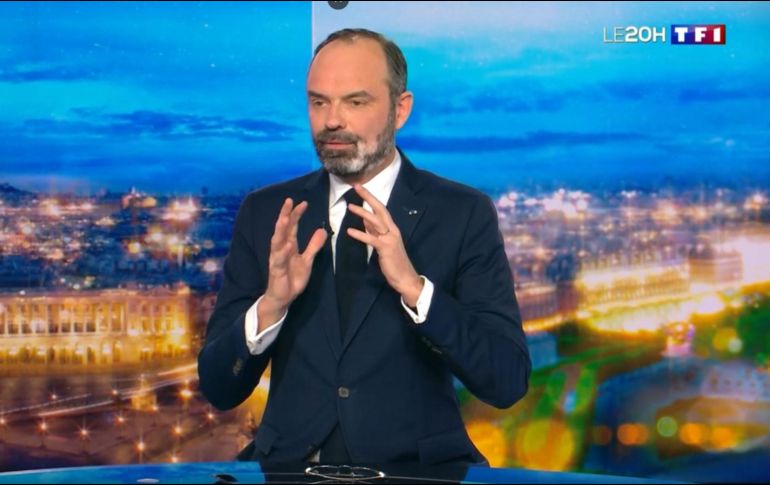 El primer ministro Edouard Philippe habla durante una entrevista televisiva sobre su decisión. AFP