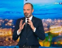 El primer ministro Edouard Philippe habla durante una entrevista televisiva sobre su decisión. AFP