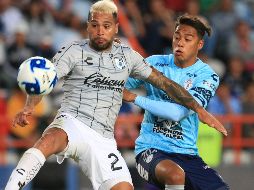 El jugador Efrain Orona, de Pachuca (d), disputa el balón con Julian Velázquez, de Queretaro (i), durante el encuentro. EFE/J. Méndez