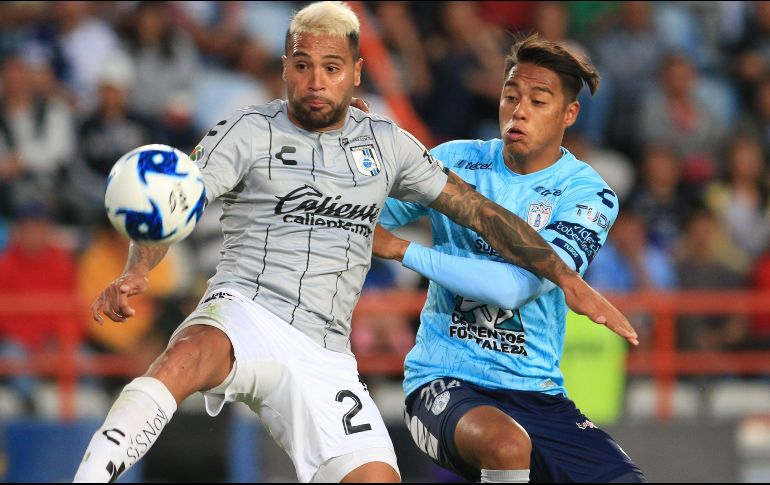 El jugador Efrain Orona, de Pachuca (d), disputa el balón con Julian Velázquez, de Queretaro (i), durante el encuentro. EFE/J. Méndez