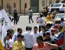 Fotografía del pasado 29 de febrero divulgada por la oficina de prensa de Guaidó que muestra el momento del presunto atentado. EFE/ARCHIVO