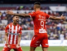El jugador del Necaxa, Mauro Quiroga (d), celebra con sus compañeros unao de sus goles. EFE/J. Méndez