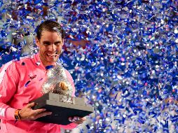 El español recibe el Guaje de Plata tras ganar la Final. AFP/P. Pardo