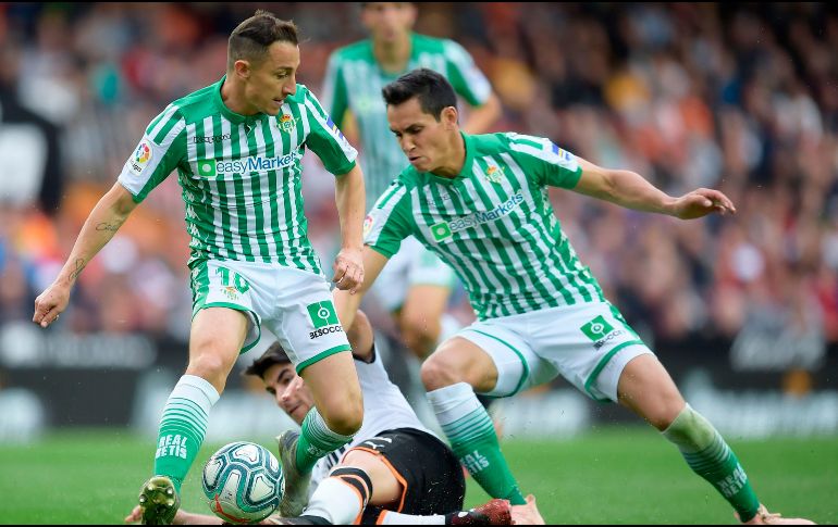 Andrés Guardado (izq.) vio acción desde el inicio del encuentro en el que su equipo cayó ante el Valencia, que terminó una racha de cinco juegos sin ganar. AFP/J. Jordan
