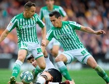 Andrés Guardado (izq.) vio acción desde el inicio del encuentro en el que su equipo cayó ante el Valencia, que terminó una racha de cinco juegos sin ganar. AFP/J. Jordan