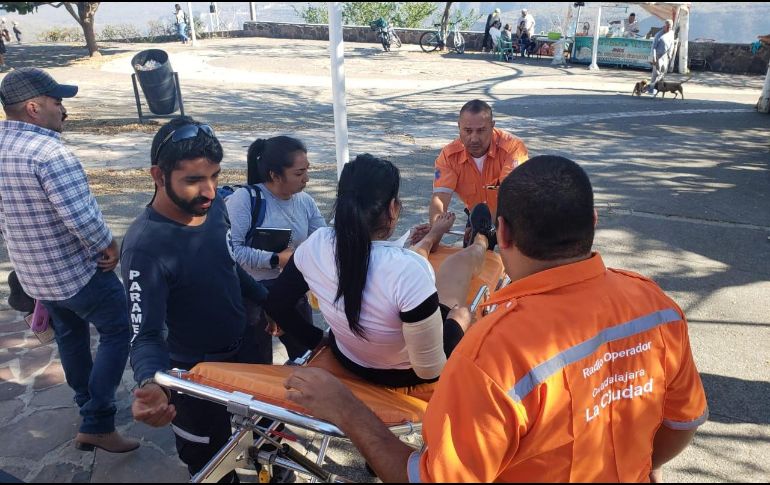 Los paramédicos reportaron que la joven resultó con lesiones leves y se estima que tardaran menos de quince días en sanar. ESPECIAL /