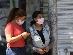 Mujeres usan cubrebocas en Ciudad de México, donde se confirmó el primer caso en el país. EFE/S. Gutiérrez