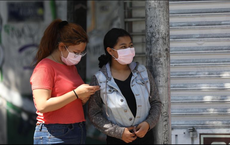 Mujeres usan cubrebocas en Ciudad de México, donde se confirmó el primer caso en el país. EFE/S. Gutiérrez
