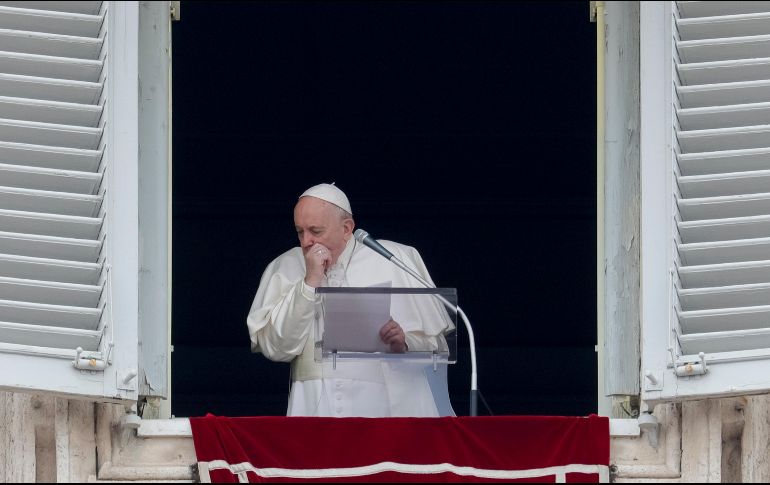 El Papa se dirigió a los fieles este domingo desde la ventana del palacio apostólico, tras la oración del Ángelus, durante el cual se le vio toser. AP/A. Medichini