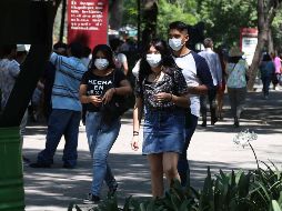 Jóvenes llevan cubrebocas este domingo en Ciudad de México. SUN/C. Mejía