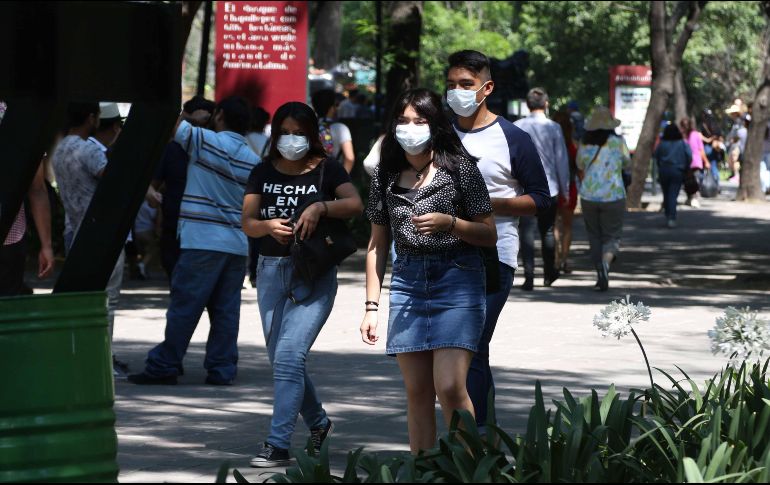 Jóvenes llevan cubrebocas este domingo en Ciudad de México. SUN/C. Mejía
