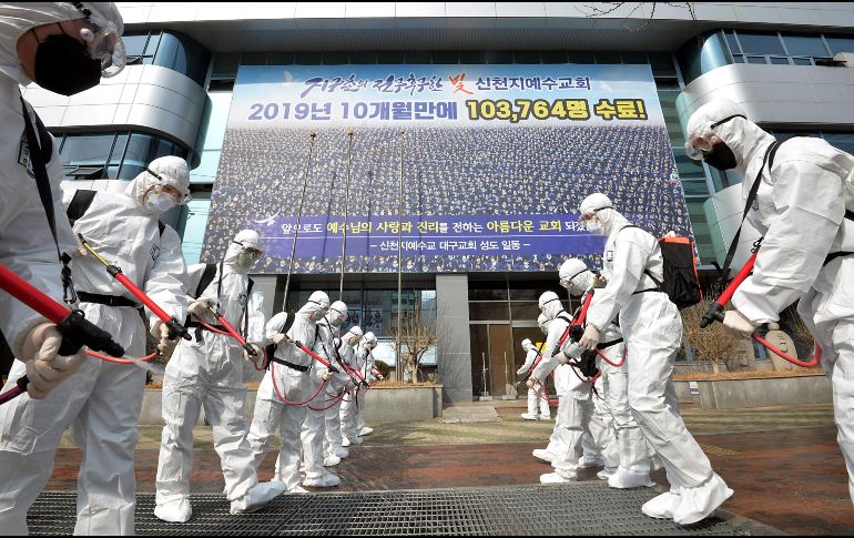 Soldados en atuendos protectores rocían desinfectante como medida contra el contagio de coronavirus frente al templo Shincheonji en Daegu, Corea del Sur. AP/Newsis/Lee Moo-ryul