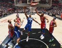 Líder. Kawhi Leonard (#2) consiguió 30 puntos en un cerrado encuentro frente a los 76ers de Filadelfia. AFP• A. Bernstein