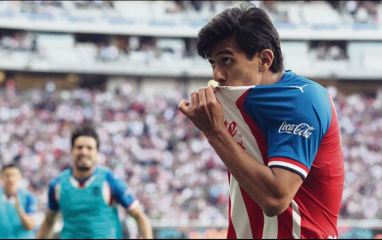 Héroes. José Juan Macías fue el primero en perforar la meta de Rodolfo Cota, mientras que Fernando Beltrán (recuadro) redondeó el triunfo con un remate de cabeza. AFP • U. Ruiz