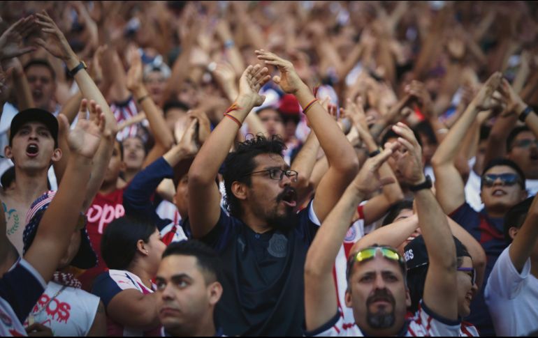 No se cansan. Aunque el duelo por momentos fue aburrido, la afición de Chivas no dejó de apoyar. EL INFORMADOR • F. Atilano