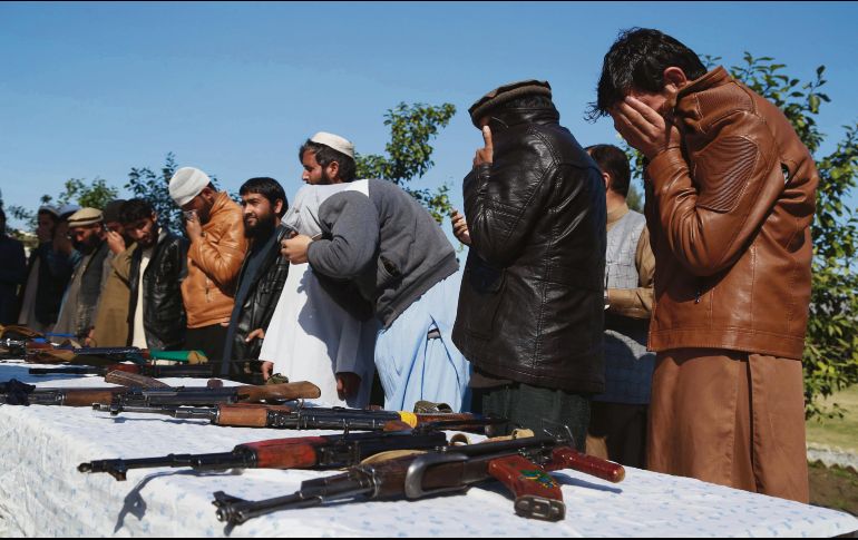 Desmilitarización. Combatientes talibanes entregan sus armas tras el pacto. EFE