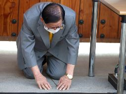Lee Man-hee, fundador de la Iglesia de Jesús Shincheonji, se arrodilló dos veces al disculparse por la responsabilidad de su organización en la propagación de la epidemia. AFP