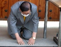 Lee Man-hee, fundador de la Iglesia de Jesús Shincheonji, se arrodilló dos veces al disculparse por la responsabilidad de su organización en la propagación de la epidemia. AFP