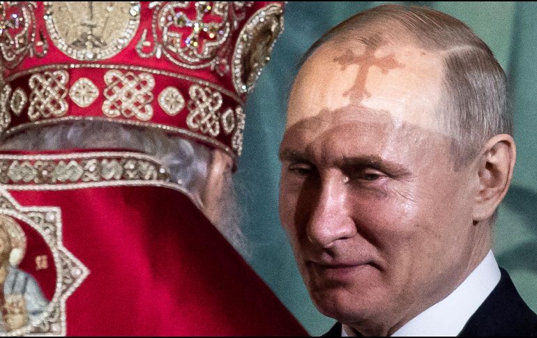 El presidente Vladimir Putin (d) habla con el patriarca ortodoxo ruso Kirill durante el servicio de Pascua en la Catedral de Cristo Salvador, en Moscú. AP/A. Zemlianichenko