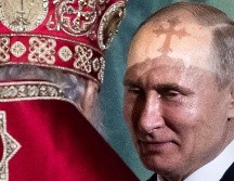 El presidente Vladimir Putin (d) habla con el patriarca ortodoxo ruso Kirill durante el servicio de Pascua en la Catedral de Cristo Salvador, en Moscú. AP/A. Zemlianichenko