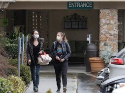 Dos mujeres con máscaras se alejan del Life Care Center en Kirkland, Washington, cerca de Seattle. AP/T. Warren