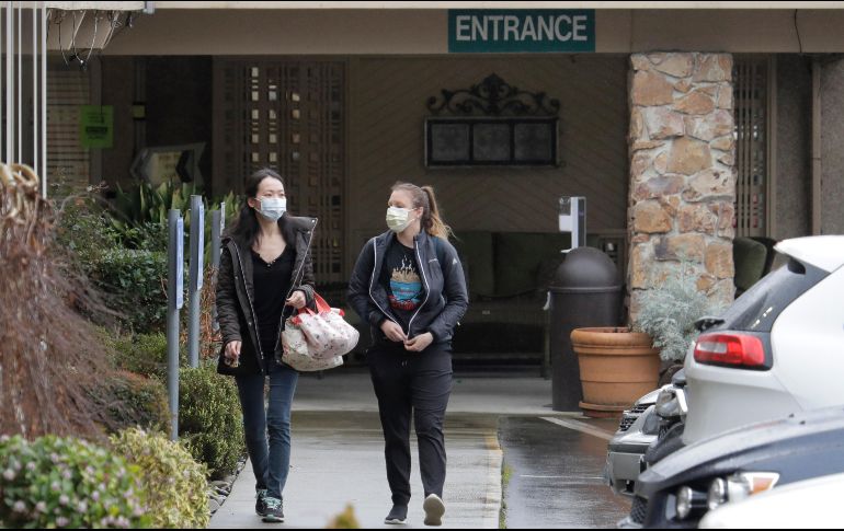 Dos mujeres con máscaras se alejan del Life Care Center en Kirkland, Washington, cerca de Seattle. AP/T. Warren