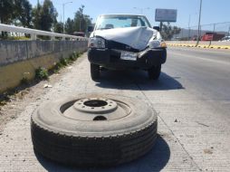 Llanta de tráiler "brinca" en Periférico e impacta dos vehículos