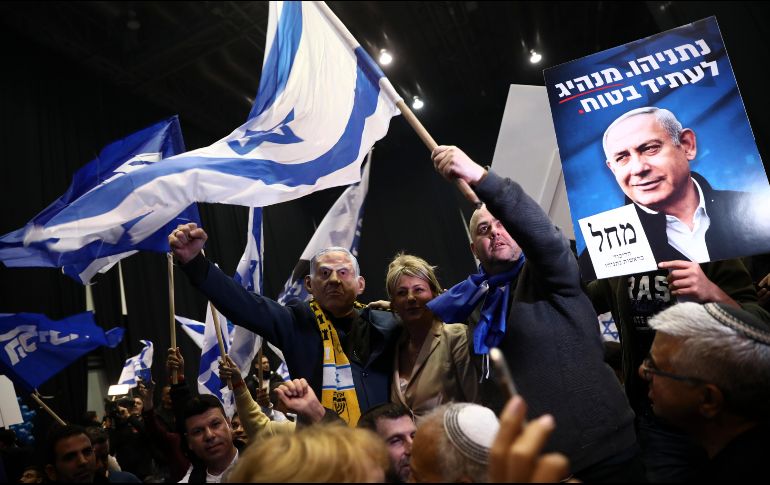 Partidarios del primer ministro israelí Benjamin Netanyahu celebran en Tel Aviv después de los resultados de la primera encuesta de salida para las elecciones. AP/O. Balilty
