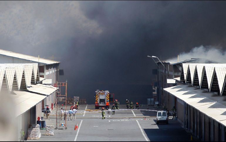 El siniestro provocó una enorme columna de humo, fácilmente visible desde varios puntos de Santiago. AFP/Y. Yankovic-ATON Chile