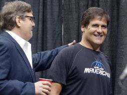 En redes sociales había circulado la versión de que Mark Cuban (d) había comprado el avión. AP/ARCHIVO