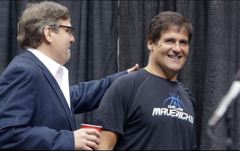 En redes sociales había circulado la versión de que Mark Cuban (d) había comprado el avión. AP/ARCHIVO