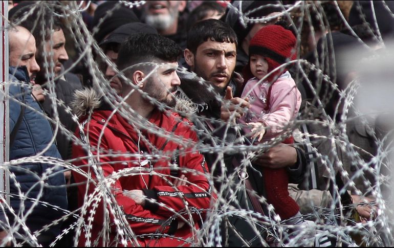 Miles han llegado a la frontera con Grecia a la espera de llegar a la Unión Europea. EFE/D. Tosidis