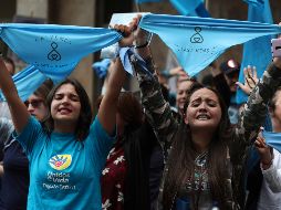Mujeres provida se manifiestan afuera de la corte Constitucional, en Bogotá. AP/F. Vergara