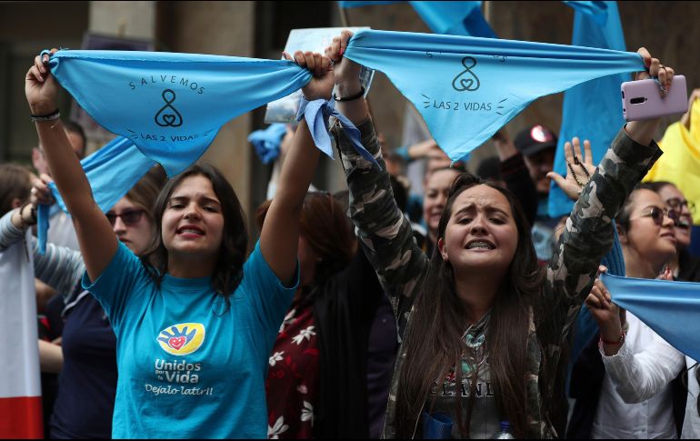 Mujeres provida se manifiestan afuera de la corte Constitucional, en Bogotá. AP/F. Vergara