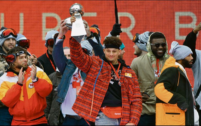 MVP. El mariscal de campo (centro) fue el mejor jugador del pasado Super Bowl. EFE