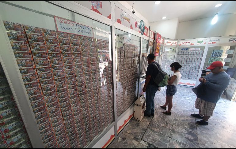 Tapatíos buscaron, sin éxito, comprar su boleto para la rifa del avión. EL INFORMADOR/G. Gallo