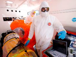 Personal del Sistema de Atención Médica de Urgencias (SAMU) de Jalisco se encuentra en una unidad móvil de cuidados intensivos, la primera en América Latina para llevar a personas afectadas por el COVID-19. AFP/U. Ruiz