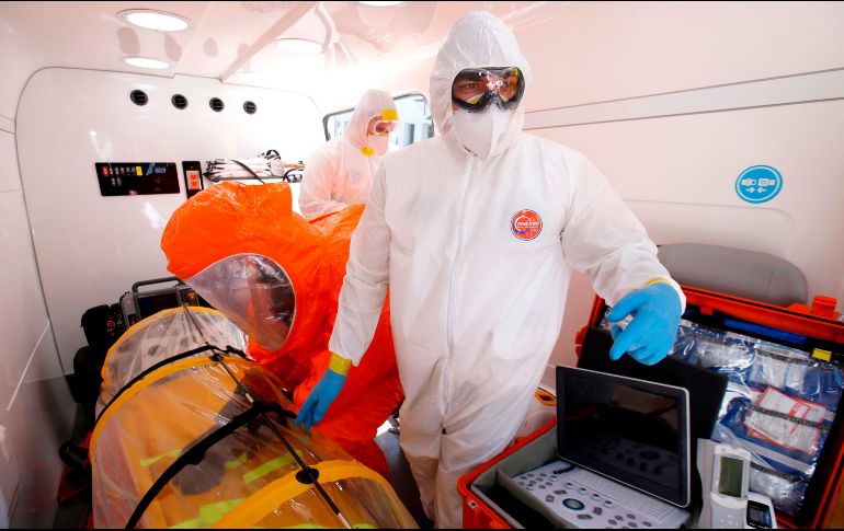 Personal del Sistema de Atención Médica de Urgencias (SAMU) de Jalisco se encuentra en una unidad móvil de cuidados intensivos, la primera en América Latina para llevar a personas afectadas por el COVID-19. AFP/U. Ruiz