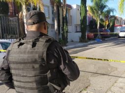 En el sitio se encontraron casquillos calibre 9 milímetros y 40; personal de Semefo acudió al lugar para trasladar a la víctima a la morgue. ESPECIAL