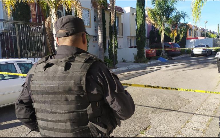 En el sitio se encontraron casquillos calibre 9 milímetros y 40; personal de Semefo acudió al lugar para trasladar a la víctima a la morgue. ESPECIAL